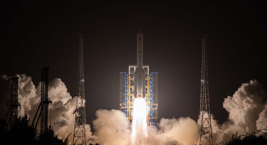 Китай изстрелва спътник, решаващ в надпреварата за Луната със САЩ