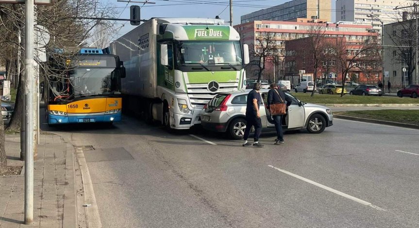 ТИР удари кола в София и предизвика километрично задръстване