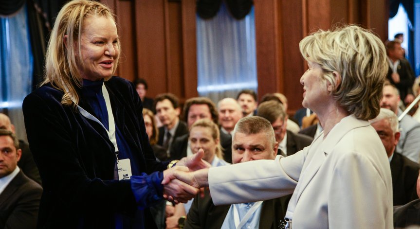 Стиснаха си ръцете, но сега не си предават властта.