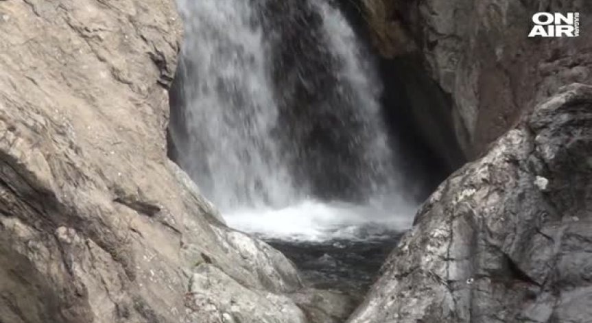 Дете беше спасено, след като река го повлече към водопад край Карлово