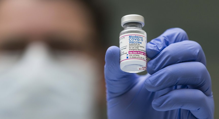 Великобритания е първата страна, одобрила бустера на Moderna за Омикрон