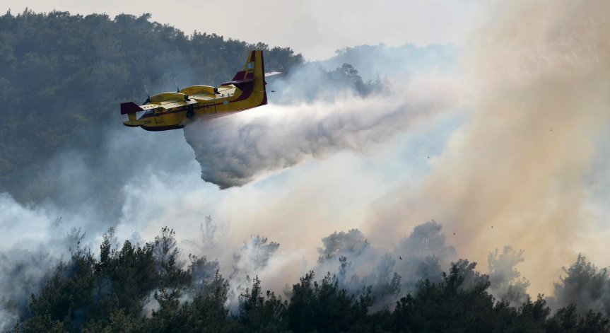 Два самолета и хеликоптер се борят с голям горски пожар в Гърция
