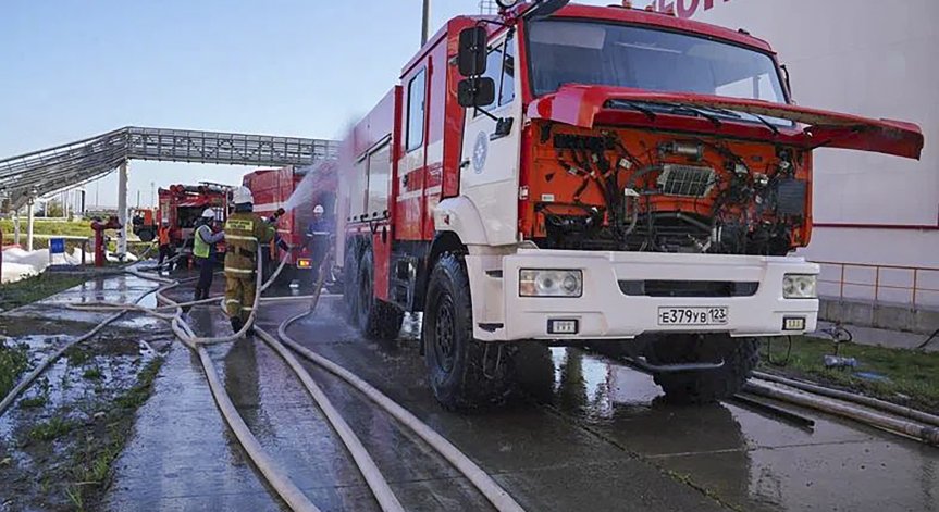 Петролни резервоари пламнаха на руско пристанище след украинска атака