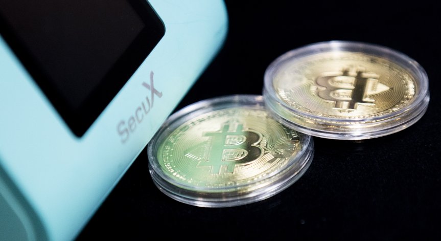 Цената на биткойна бележи спад с 6%