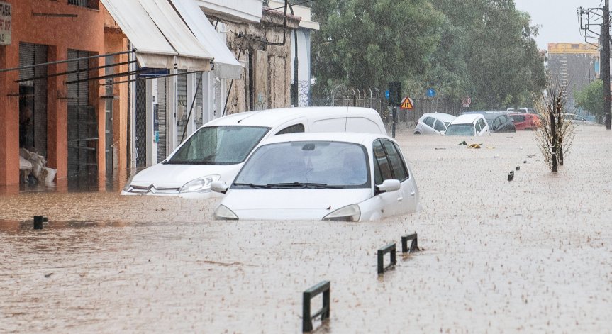 Наводненията в Гърция и Турция взеха жертви. За 24 ч. падна дъжд колкото за цяла есен
