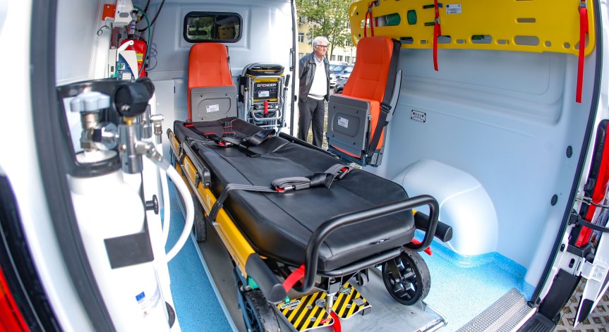 Автобус с 13 пътници се обърна в канавка край Панагюрище