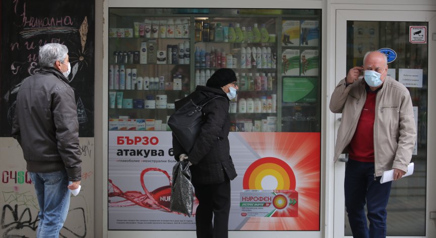 Официално: Маските на открито - задължителни при струпване на хора