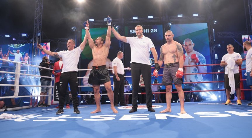 Атанасов започна по-силно двубоя, като дори успя да разкървави своя опонент.