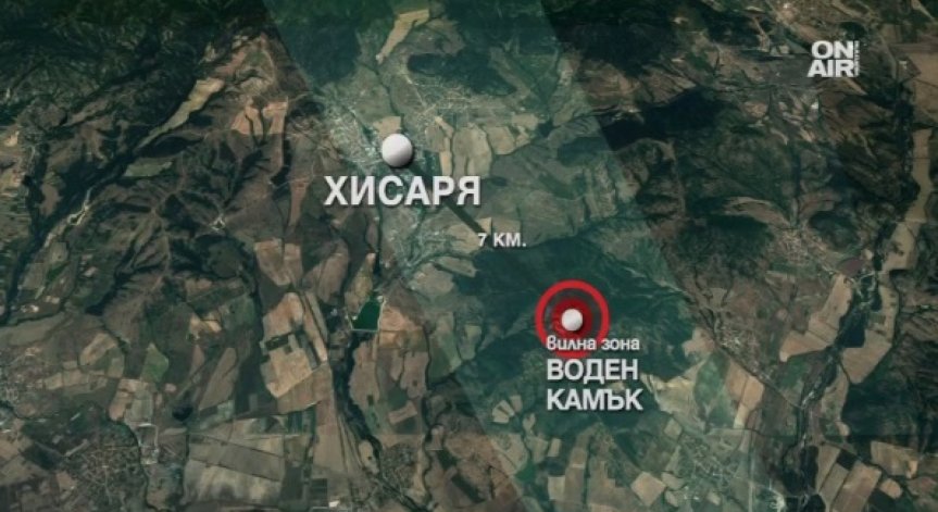 Огромен пожар бушува във вилна зона Воден камък