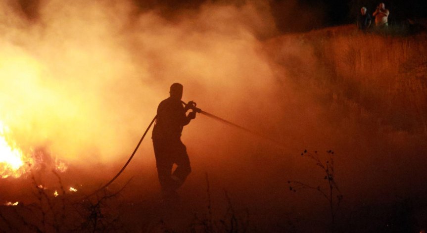 Вятърът разгаря пламъците допълнително.