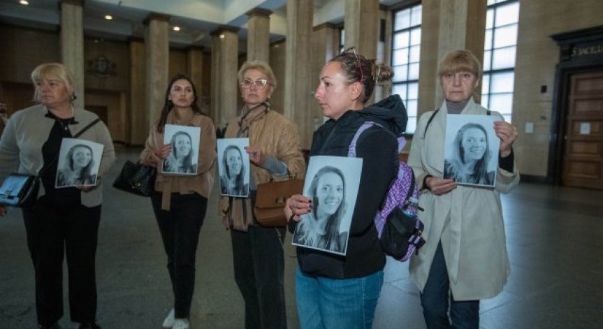 И днес в съдебната зала е пълно с близки, роднини и приятели на покойната Евгения.