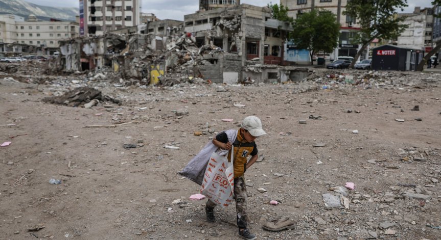 Три поредни земетресения предизвикаха паника в различни части на Турция