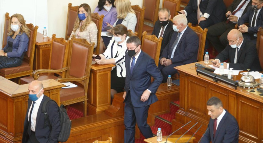 Ще оцелее ли кабинетът и след петия вот на недоверие?