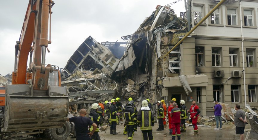 Четирима загинали при нощна атака в Одеса, има ранени, сред които и деца