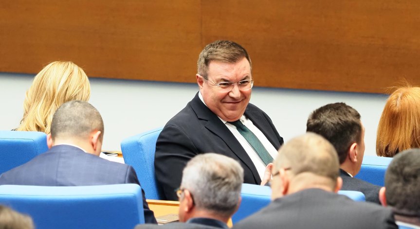 Доказаните клеветници и лъжци трябва да си плащат, каза Ангелов.