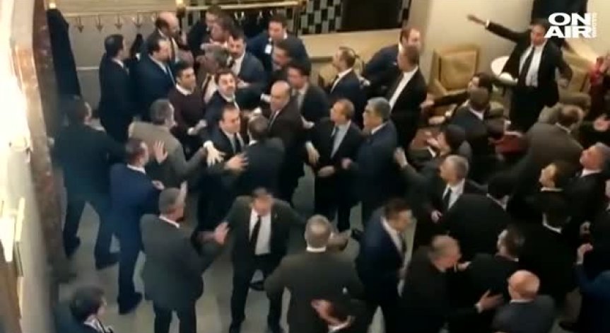 Меле в турския парламент след одобрен спорен закон