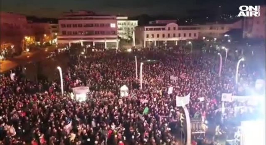 Хиляди души протестират в Сърбия и Черна гора