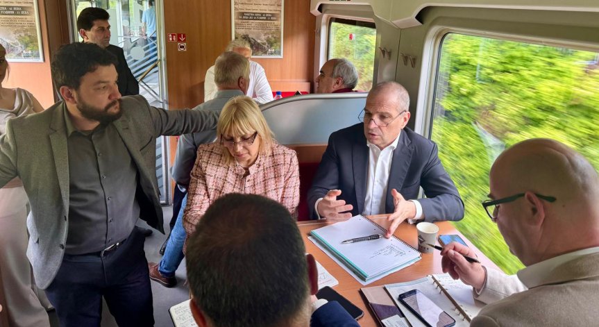 Влаковете ще са с по няколко спирки.