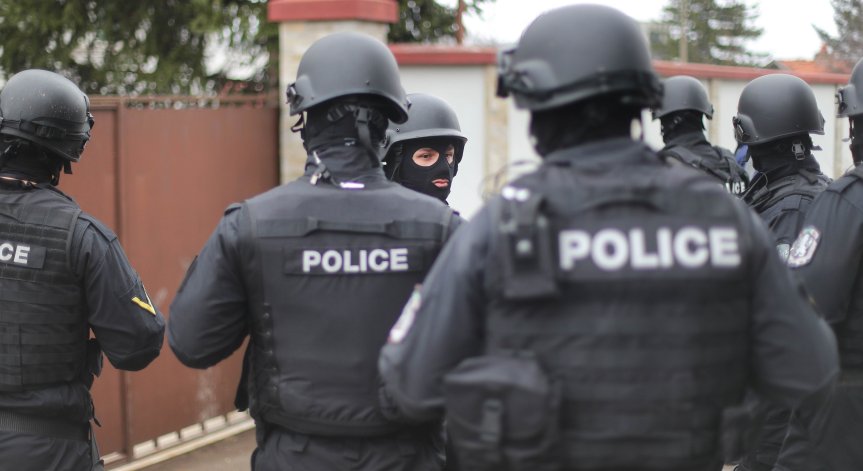 МВР откри близо 10 хил. флакона и 30 хил. патрона с райски газ в склад в Пловдив