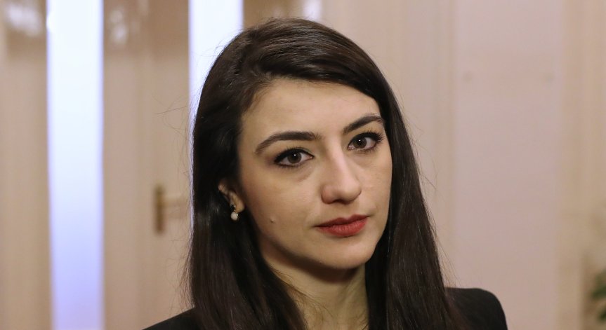 Лена Бориславова изведе малката Деа на разходка (+СНИМКА)