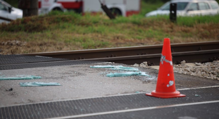 Влак удари кола на жп прелез в Добричко, има пострадали хора