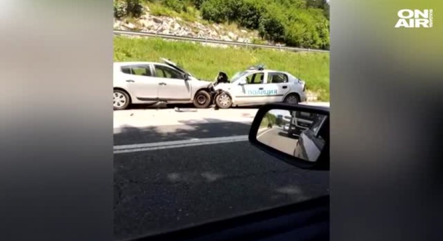 Двама души починаха след челен удар между автомобил и патрулка (Обновена)