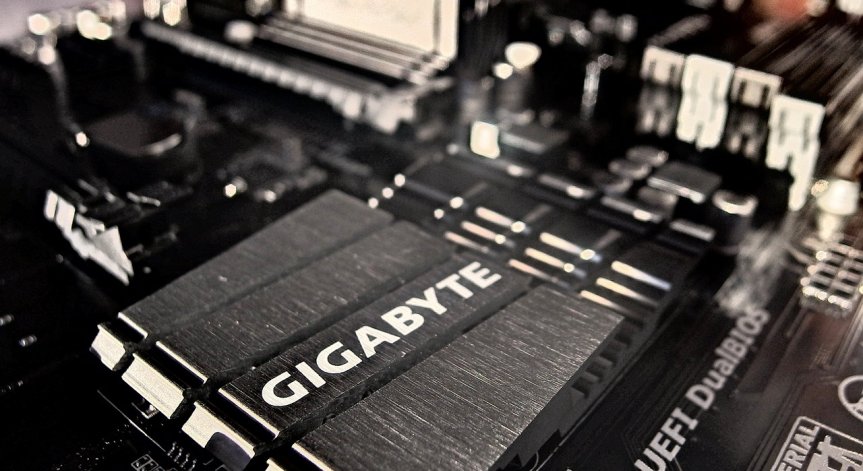Intel доставя процесори за 100 млн. компютри за изкуствен интелект
