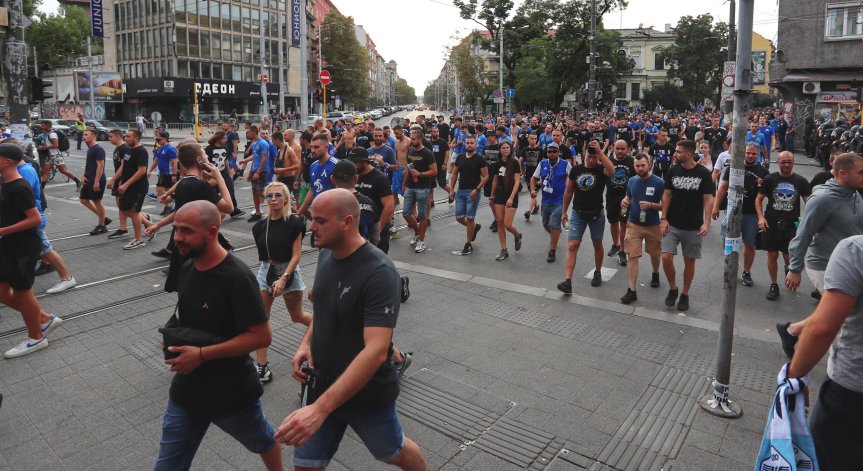 С уличен протест фенове на 