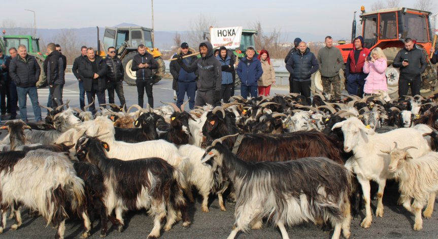 Земеделците продължават с пътните блокади, чакат новите преговори