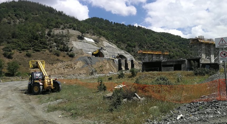 Дъждове довели до срутването на строящия се тунел 