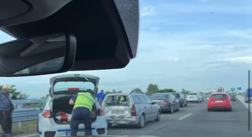 Верижна катастрофа между 5 коли блокира 