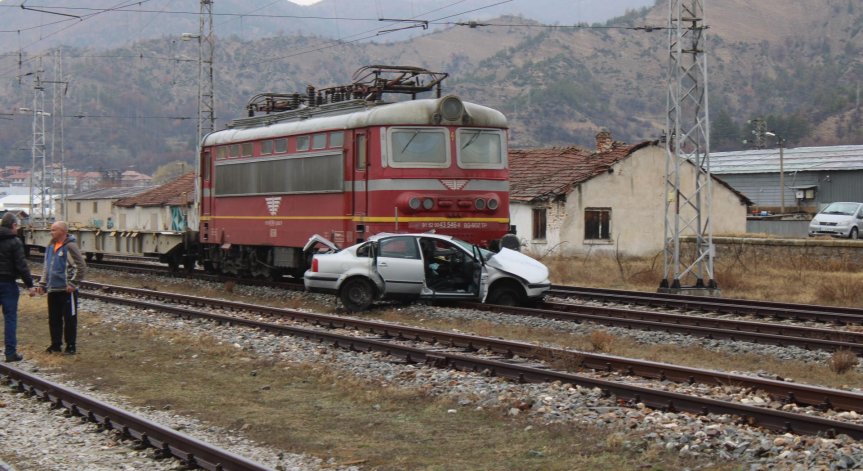 При удара шофьрът и него спътничка в автомобила пострадаха тежко.