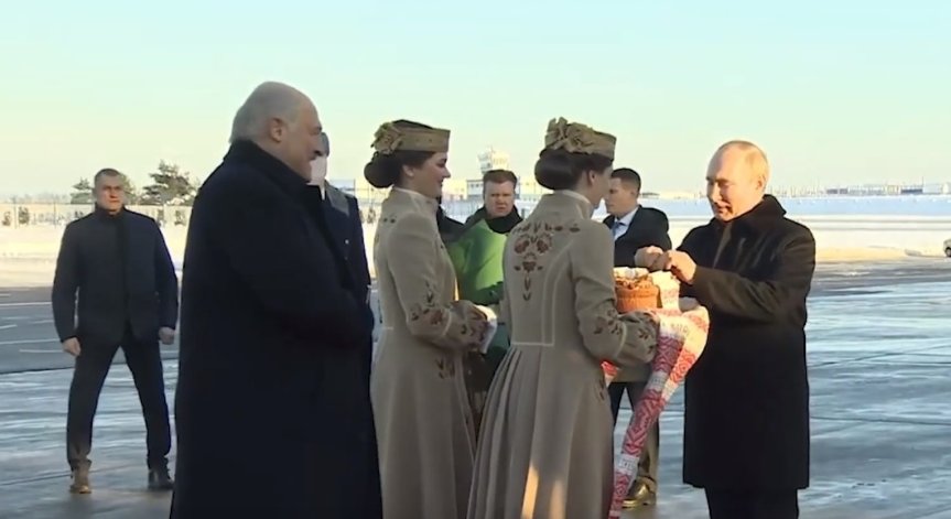Путин кацна при Лукашенко, посрещна го с хляб и сол