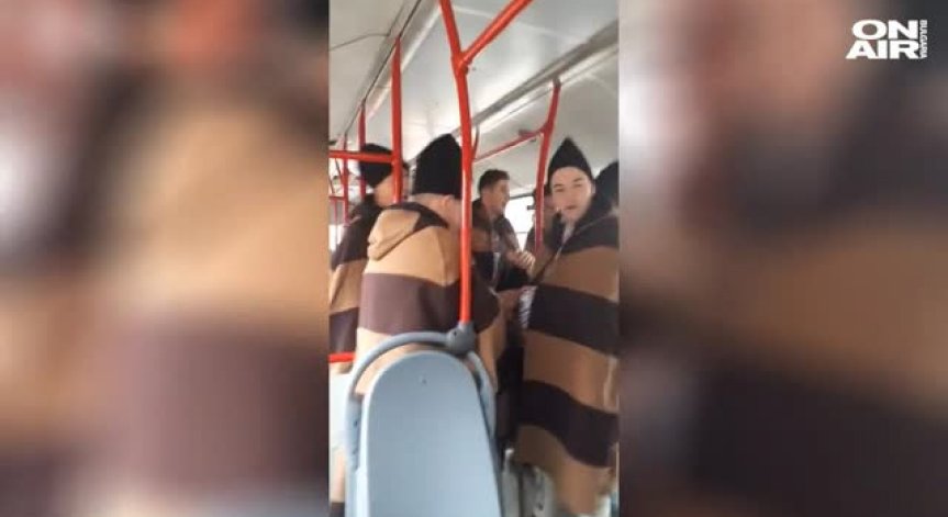 Видео с коледари в автобус в 