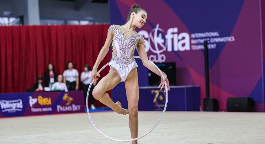 В Русия си правят едни състезания с техни регламенти, които са извън обсега на ФИГ.