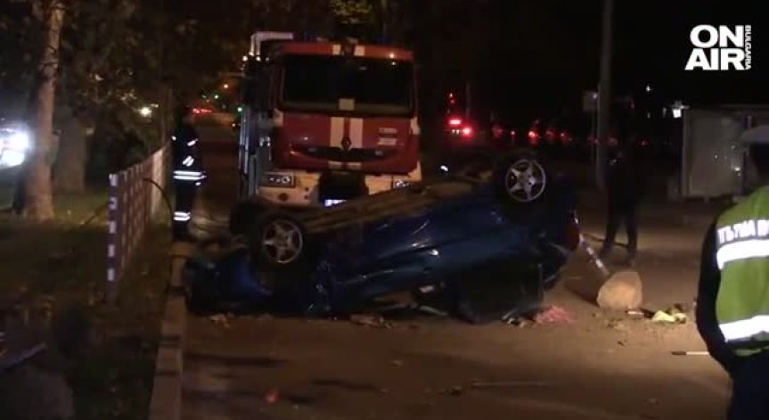 Младо момиче изхвърча от кола при жестока катастрофа в Русе, в тежко състояние е