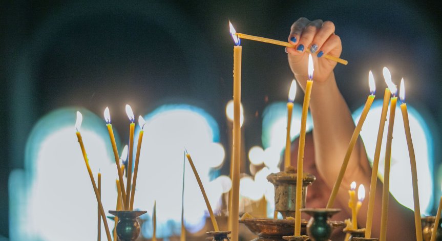 От ПБЗН призовават запалилите свещи да бъдат поставени само в съдове, които са ветроустойчиви.