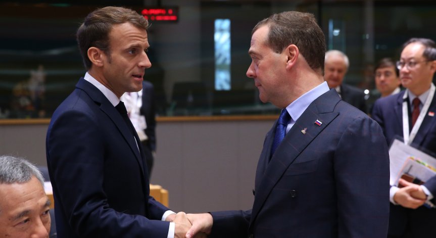 Медведев: Макрон не е президент на Франция, а блестящ защитник на Киев