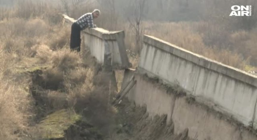 Разруши се предпазната дига на река Чая, няма опасност за хората