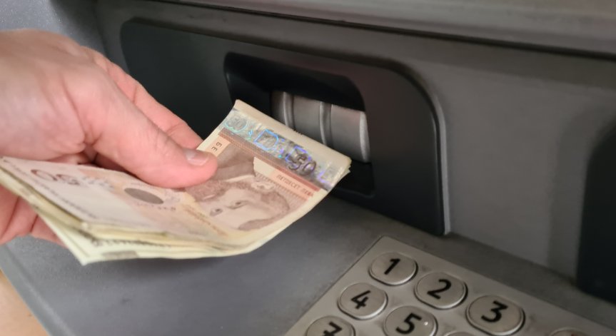 Двама мъже изкъртиха и задигнаха банкомат в столицата