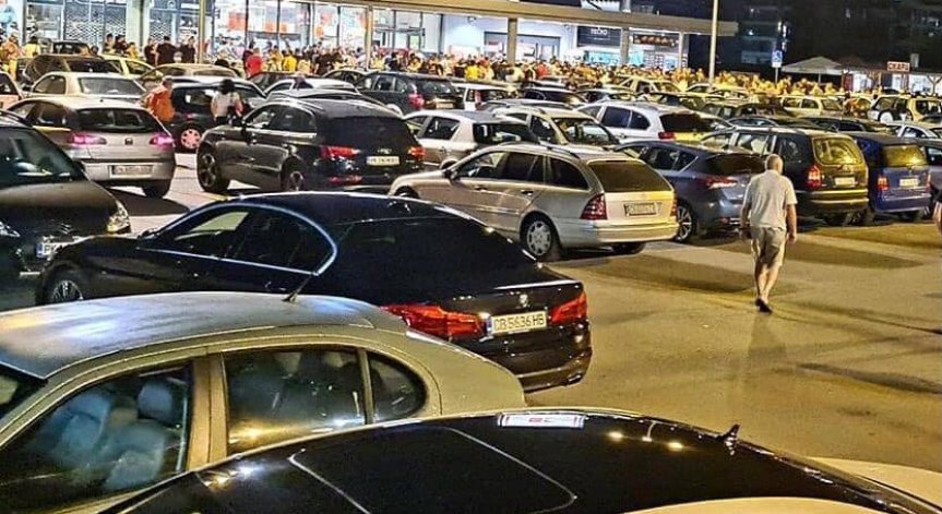 РЗИ - Перник в шок: Хиляди щурмуваха супермаркет за промоции, за тях Ковид-19 няма