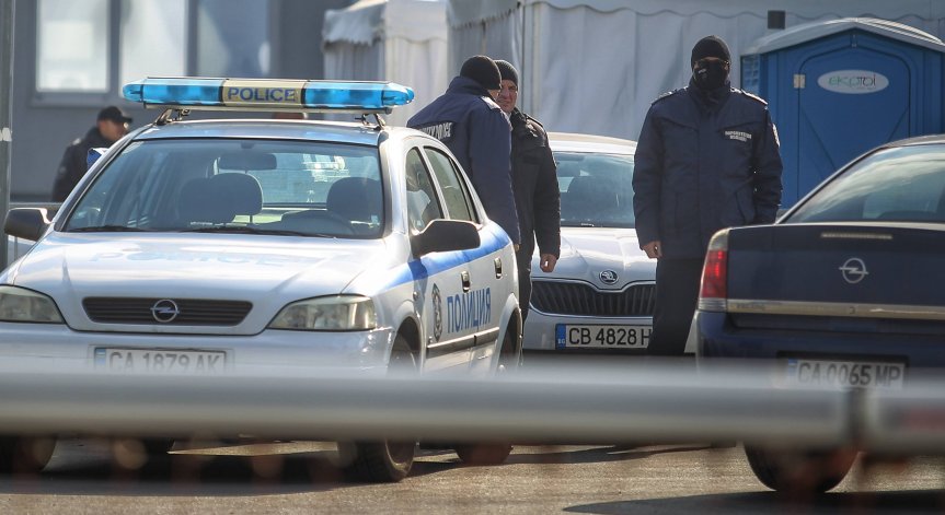 Задържаха управител на стриптийз клуб за трафик на жени, сред тях е и ученичка