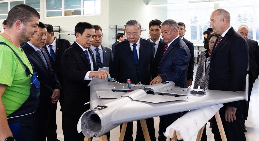 Радев показа на делегация от Виетнам български военни дронове