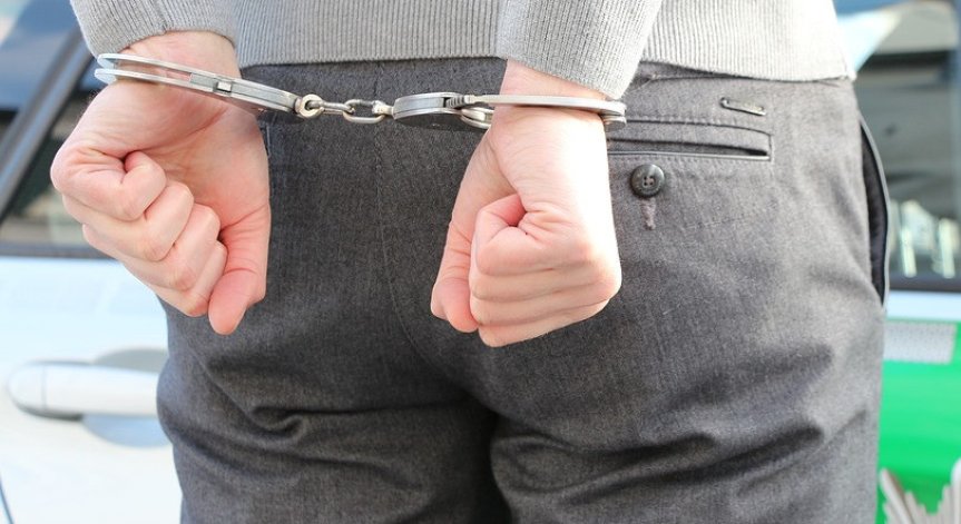 Арестуваха мъж, блудствал с доведената си дъщеря 