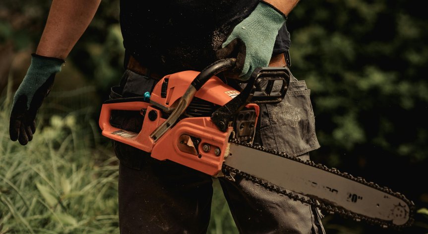 Шофьори в спор за предимство на кръгово кръстовище в Италия стигнаха до разпра с моторни резачки. 