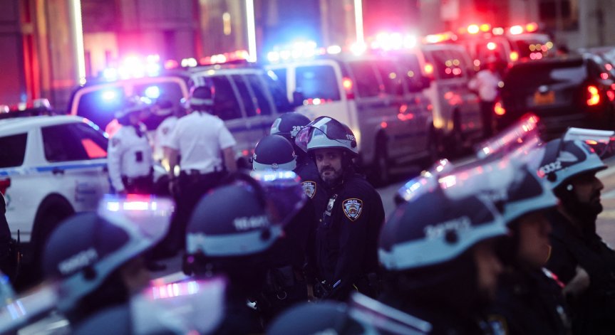 Полицията е открила няколко огнестрелни оръжия на мястото на инцидента.