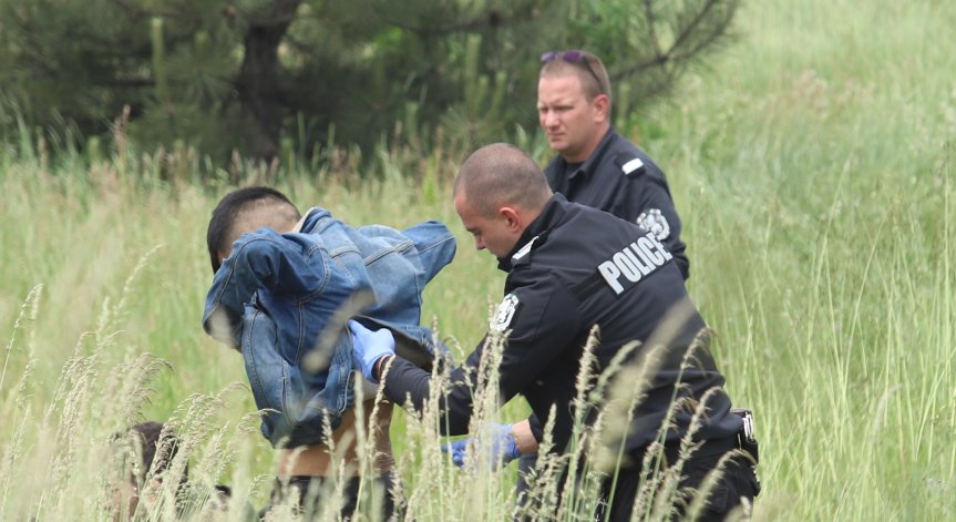 Задържаха мъж на влизане в София, превозвал 12 мигранти 