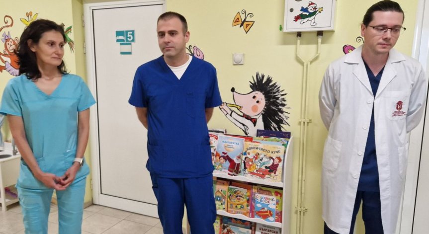 Лекари от ИСУЛ спасиха 8-месечно бебе, глътнало част от играчка