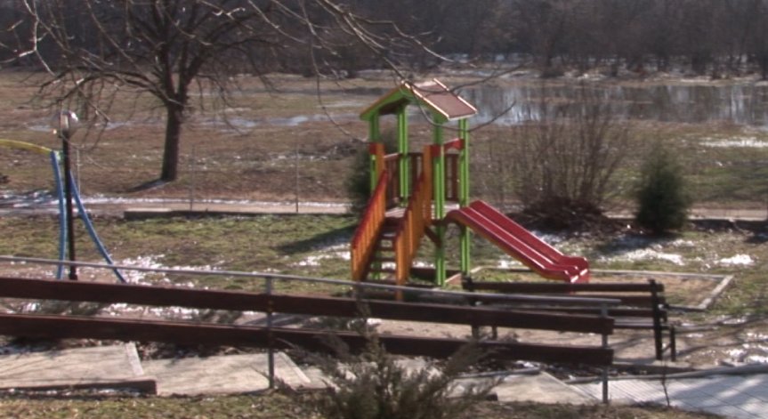 Helpbook: Разбита детска площадка, майки готови сами да я възстановят
