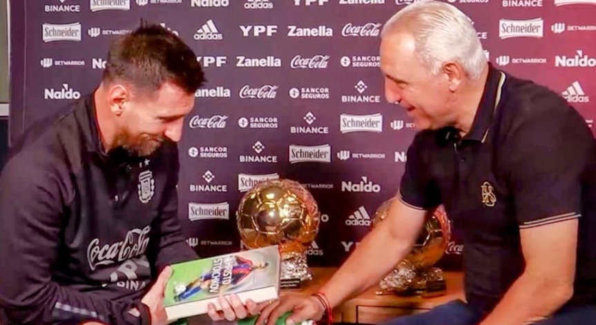 Стоичков подари книгата си на Меси и му пожела успех на Мондиала